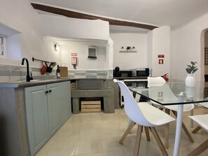 Fridge, microwave, stovetop, dishwasher