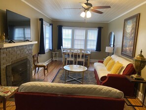 Smart TV - Spacious 4BR House • Sleeps 10+ • Near SGMC, VSU & Moody AFB • Parking (Valdosta)