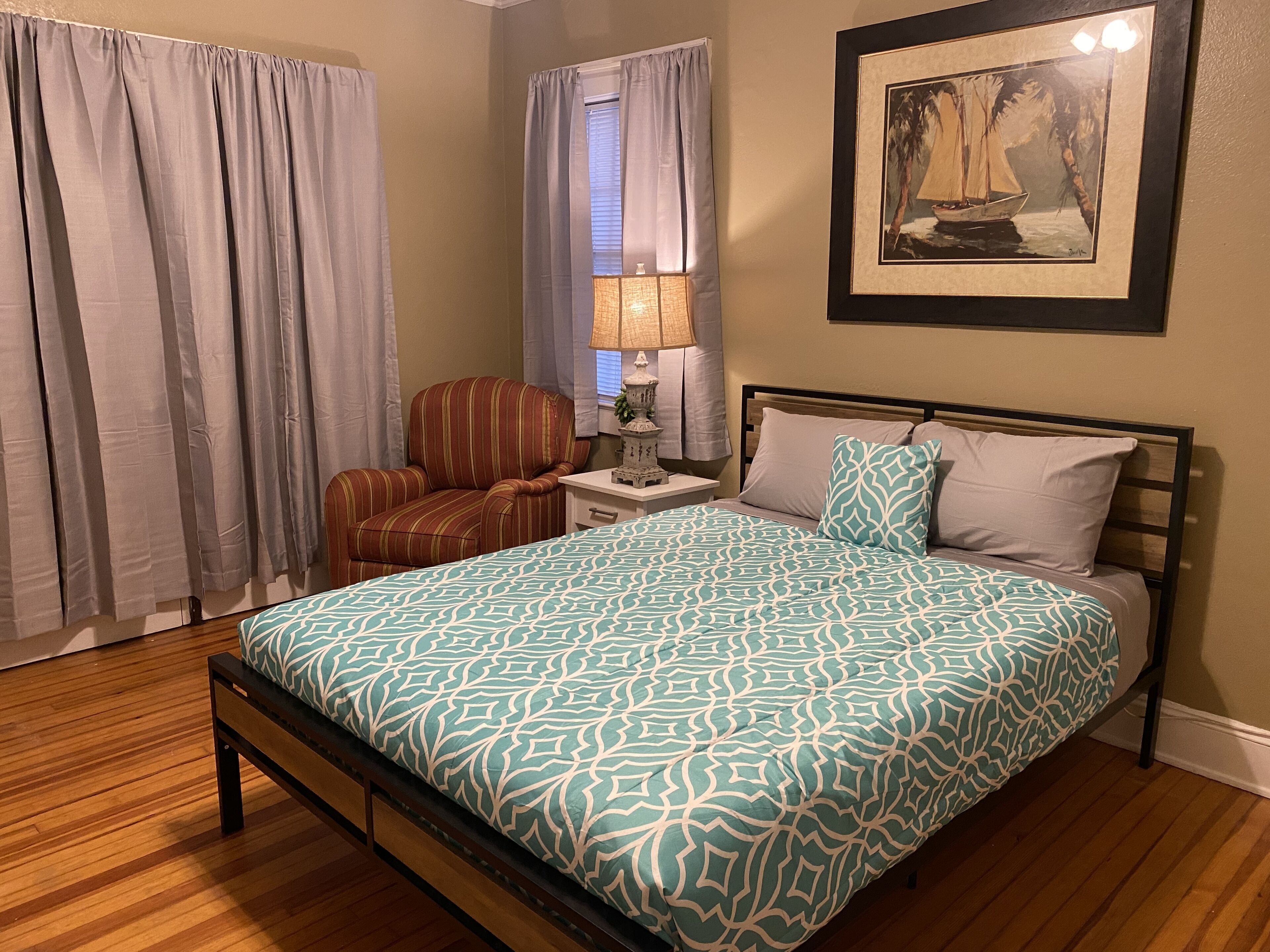 4 makuuhuonetta, työpöytä, silitysrauta/-lauta, ilmainen Wi-Fi