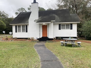 Exterior - Spacious 4BR House • Sleeps 10+ • Near SGMC, VSU & Moody AFB • Parking (Valdosta)