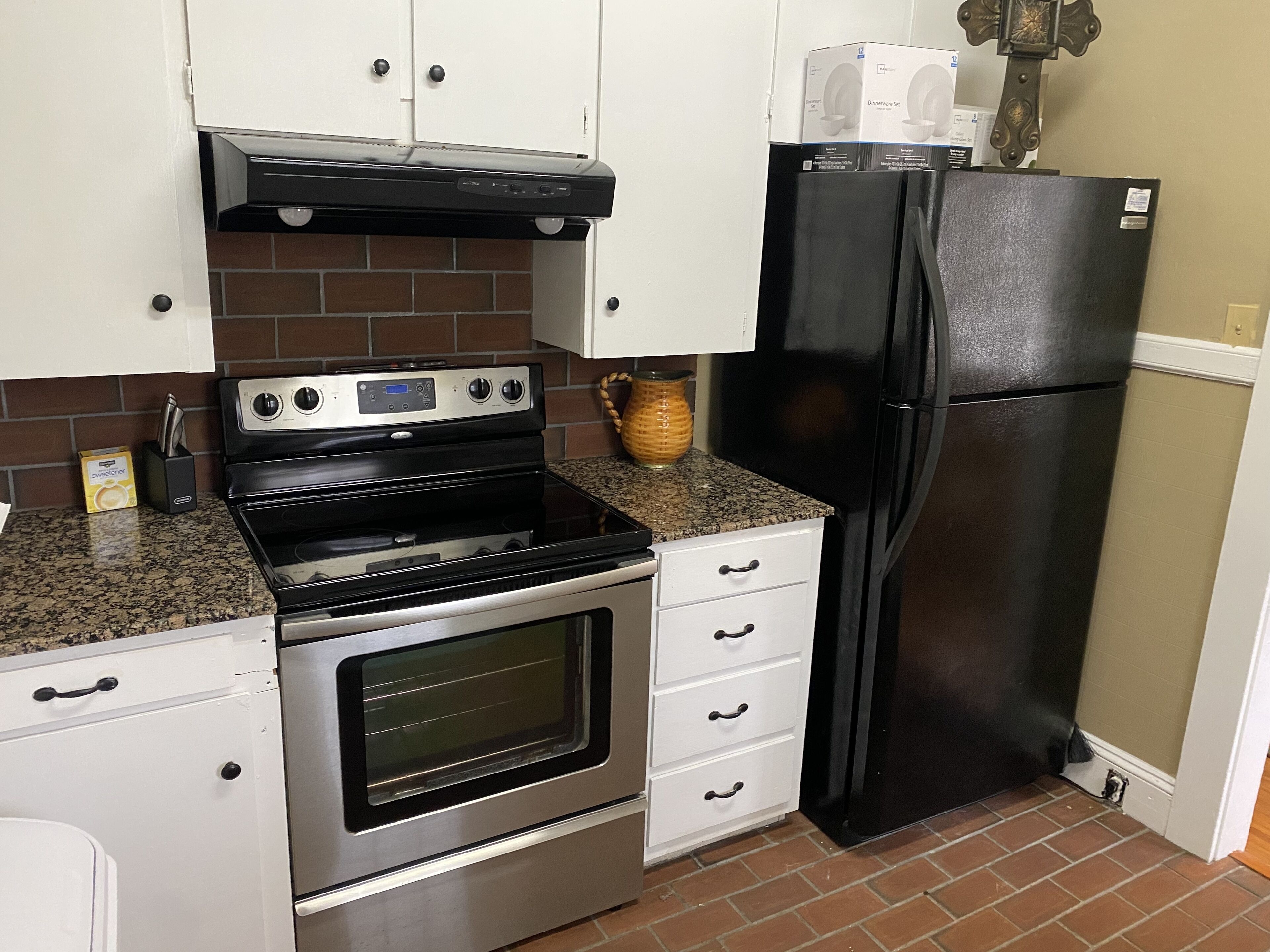 Jääkaappi, mikroaaltouuni, uuni, liesi