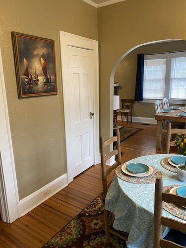 Cheerful Spacious 4 Bedroom 2 Bath & plenty parking