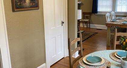 Cheerful Spacious 4 Bedroom 2 Bath & plenty parking