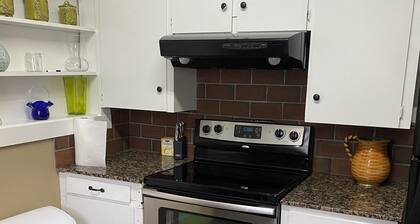 Cheerful Spacious 4 Bedroom 2 Bath & plenty parking