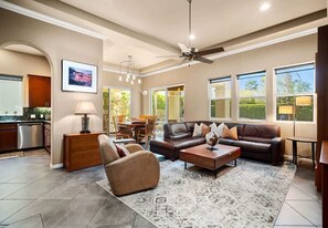 TV, caminetto, studio