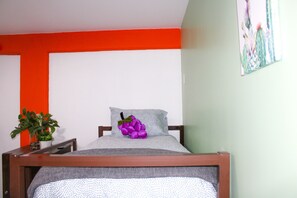 Habitación cuádruple básica, varias camas | Wifi gratis