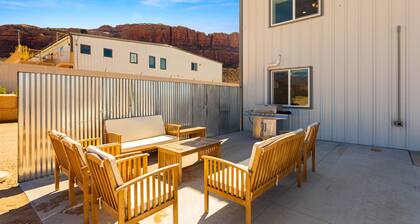 2 acre Gated Parking Lot, sleeps 16-25! hot tub, fire pit, games & entertainment