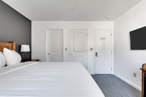 Standard Room, 1 King Bed | Egyptian cotton sheets, premium bedding, down comforters