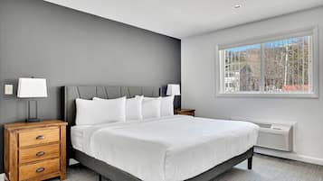 Standard Room, 1 King Bed | Egyptian cotton sheets, premium bedding, down comforters