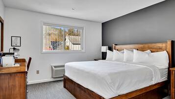 Standard Room, 1 King Bed | Egyptian cotton sheets, premium bedding, down comforters