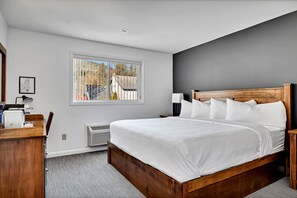 Egyptian cotton sheets, premium bedding, down duvets, iron/ironing board - The Inn of Lake George (Lake George)