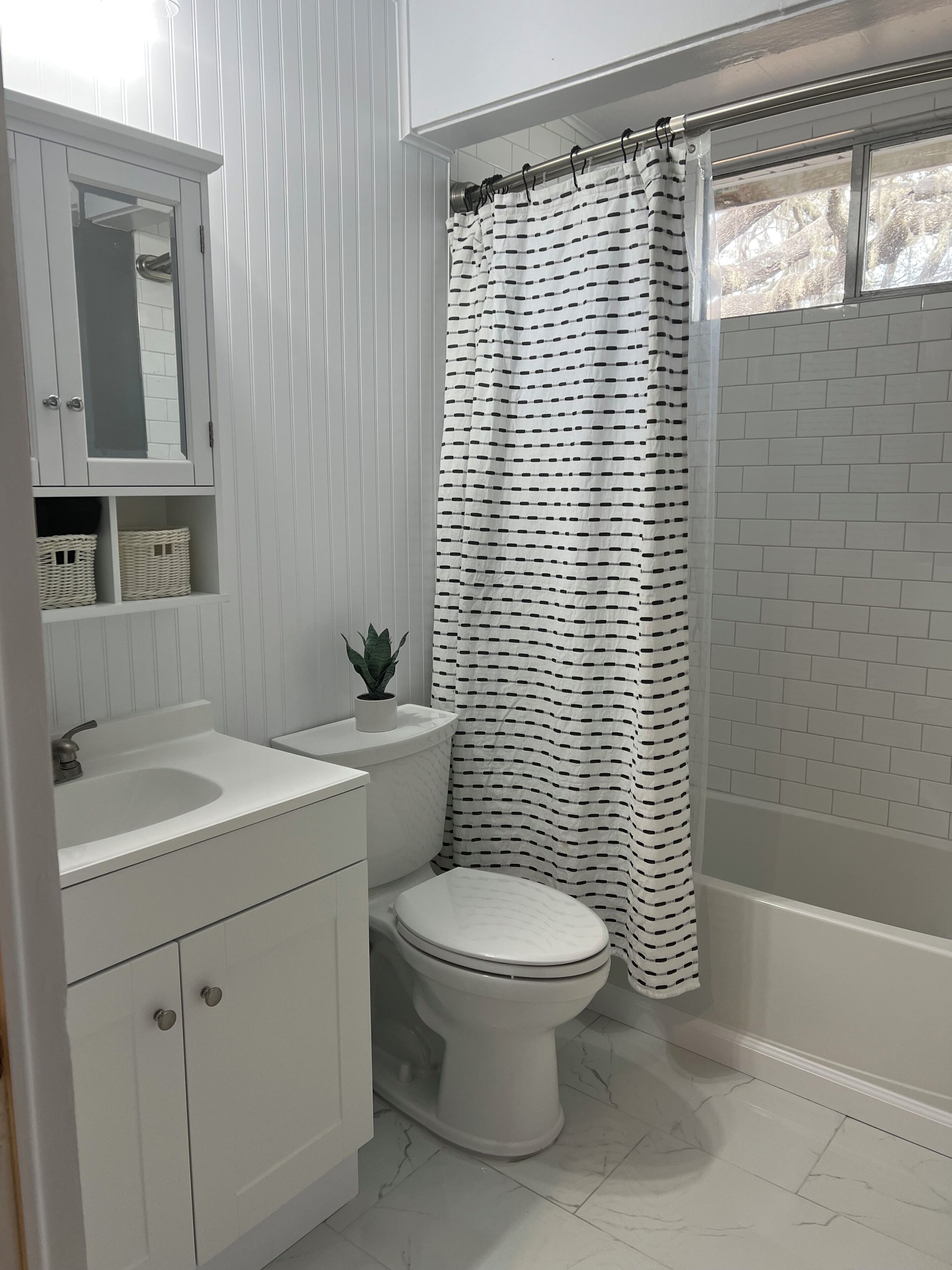 Combined shower/bathtub, hair dryer, towels, soap