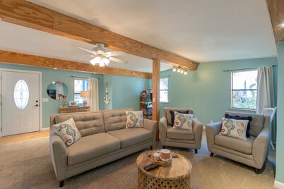 Peaceful Lake Retreat • Kayaks + Family Fun • Gated Community Near Tampa