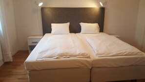 8 bedrooms, desk, WiFi, bed sheets - Cozy deluxe rooms centrally located, perfect to start adventure along Göta Kanal (Sjötorp)