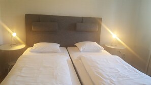 8 bedrooms, desk, WiFi, bed sheets - Cozy deluxe rooms centrally located, perfect to start adventure along Göta Kanal (Sjötorp)