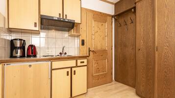 Kühlschrank, Wasserkocher mit Kaffee-/Teezubehör, Wasserkocher, Toaster