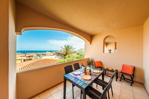 Outdoor dining - Lovely ★★★★★ apartment seaside in Castelsardo (Lu Bagnu)