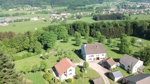 A rural landscape with a large white house surrounded by green fields and trees. - Combeauté valley 2 to 10pers. (Le Val-d'Ajol)