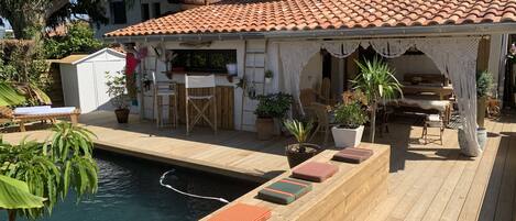 حمّام سباحة مُدفَّأ