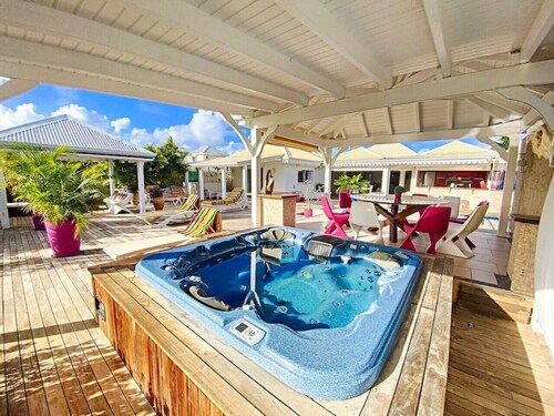 Villa Marie, piscine, plage, ponton et jacuzzi privés