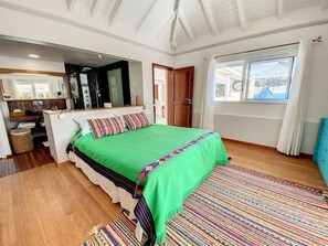 3 habitaciones, escritorio y tabla de planchar con plancha 