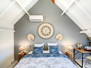 1 habitación, escritorio, tabla de planchar con plancha y cuna de viaje