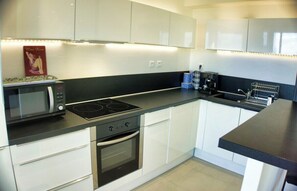 Kühlschrank, Mikrowelle, Ofen, Geschirrspüler