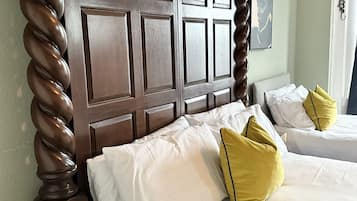 5 bedrooms, desk, iron/ironing board, travel crib