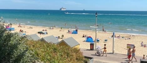 Vlak bij het strand, ligstoelen aan het strand