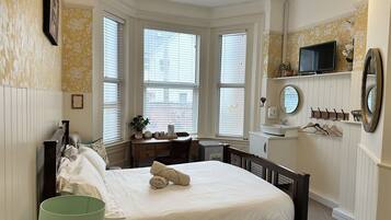 5 makuuhuonetta, työpöytä, silitysrauta/-lauta, vauvan matkasänky