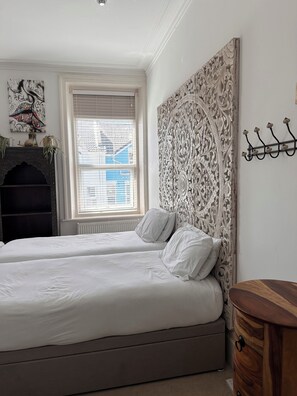 5 chambres, bureau, fer et planche à repasser, lit parapluie