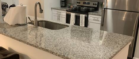 ثلاجة، ميكروويف، فرن، موقد طهي مسطح