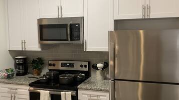 冰箱、微波炉、烤箱、炉灶