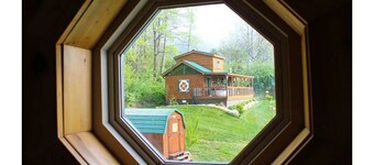 Time to Unwine-Waterfront Cabin w/Hot Tub! Pet Friendly! Blue Ridge Parkway