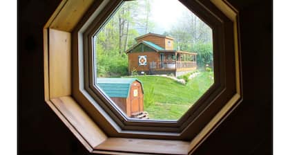 Time to Unwine-Waterfront Cabin w/Hot Tub! Pet Friendly! Blue Ridge Parkway