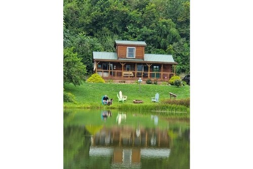 Time to Unwine-Waterfront Cabin w/Hot Tub! Pet Friendly! Blue Ridge Parkway