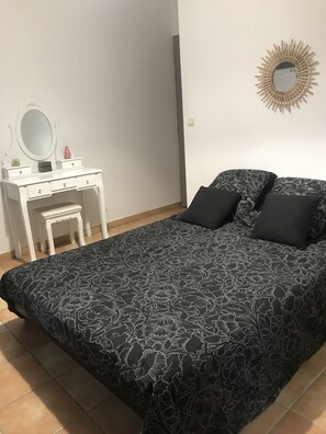3 habitaciones, escritorio, tabla de planchar con plancha y wifi