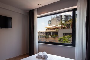 Deluxe Family Room, City View | Draps en coton égyptien, literie de qualité supérieure