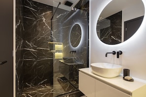Habitación triple | Baño | Regadera, regadera tipo lluvia, secadora de cabello, pantuflas