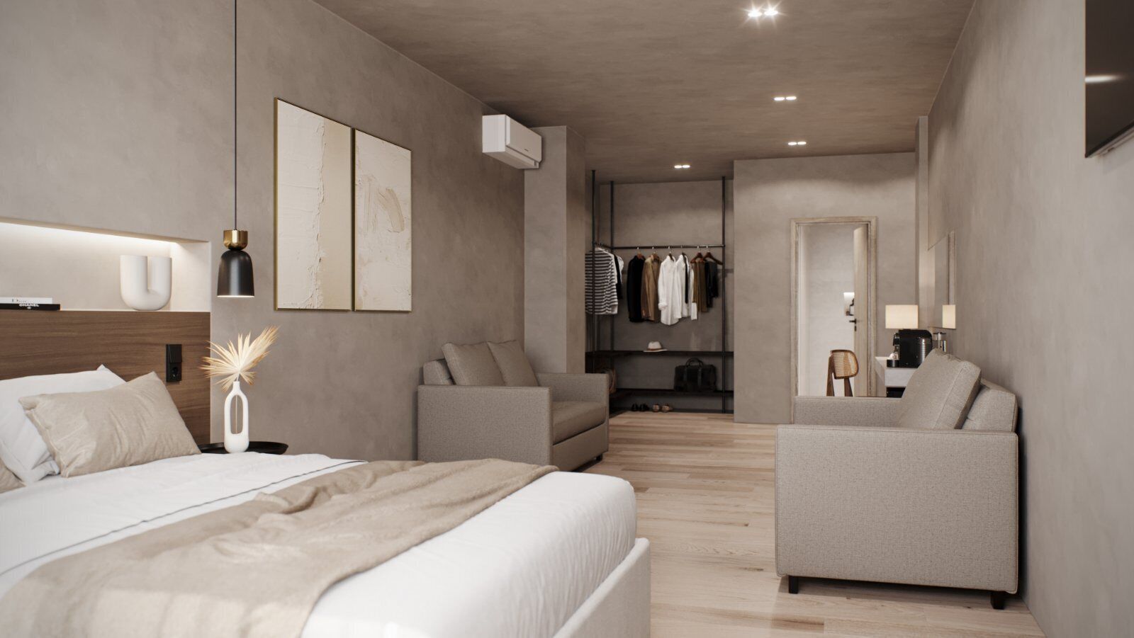 Moderni hotellihuone, jossa on suuri sänky, kaksi nojatuolia, sohva ja oleskelualue, vaatekaappi ja peili.