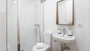 Secadora de cabello, toallas, papel de baño 