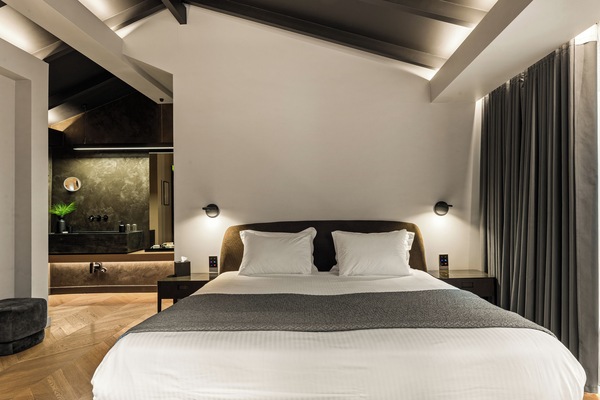 Ático | Caja fuerte, decoración individual, mobiliario individual y escritorio