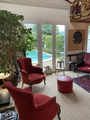 Téléviseur, foyer, lecteur de DVD, table de ping-pong