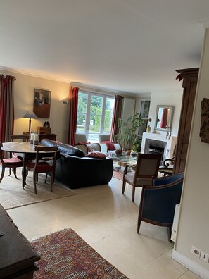 Télévision, cheminée, lecteur de DVD, table de tennis de table