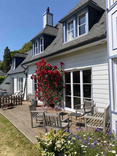 Large family home with pool in Normandy village center