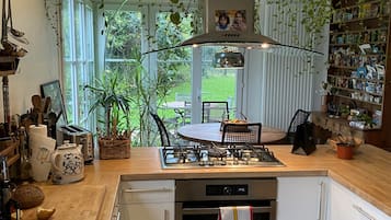 冷蔵庫、電子レンジ、オーブン、コンロ