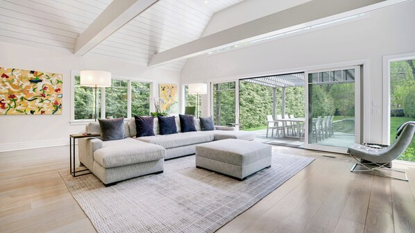 Smart TV, fireplace, stereo