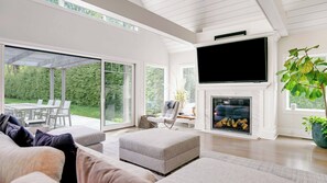 Smart TV, chimenea y estéreo