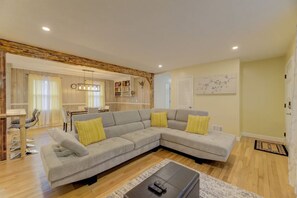 تلفزيون ذكي، مدفأة، مكتب