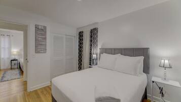 3 makuuhuonetta, työpöytä, silitysrauta/-lauta, vauvan matkasänky